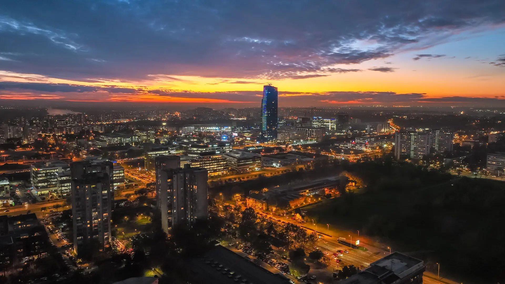 Nocna panorama Novog Beograda i moderna zgrada